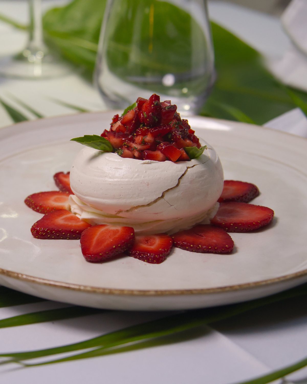 Une pavlova à la fraise et au basilic