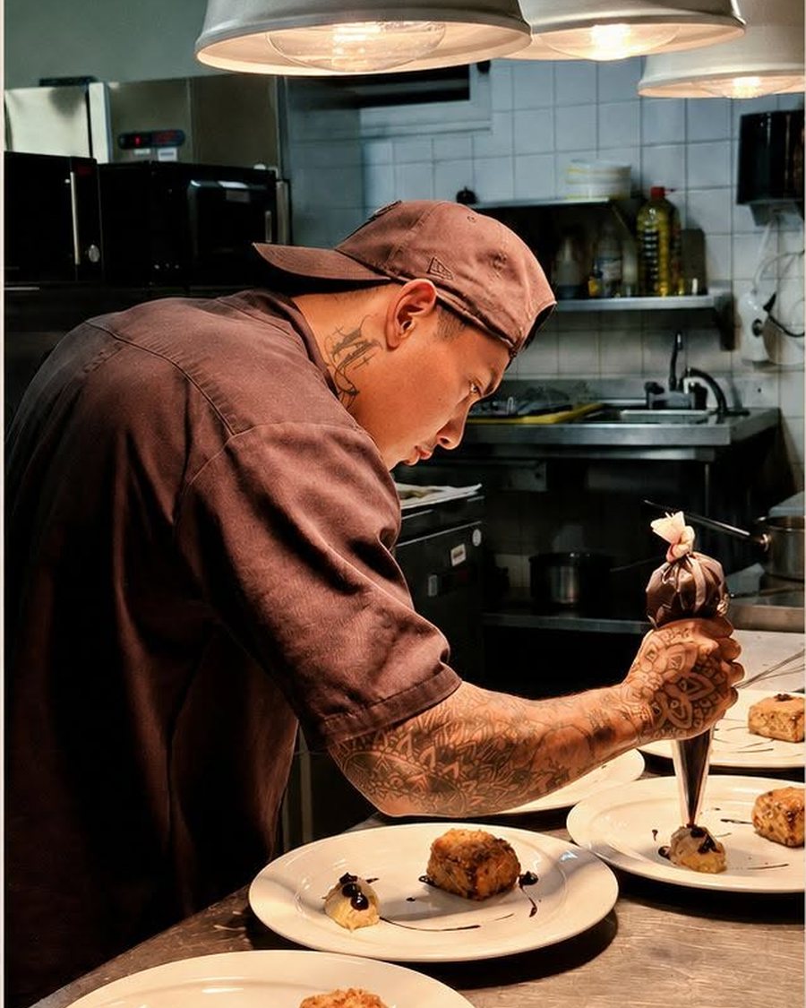 Giovanny, chef de la Brigade, dresse les desserts pendant la résidence au Carré d’As